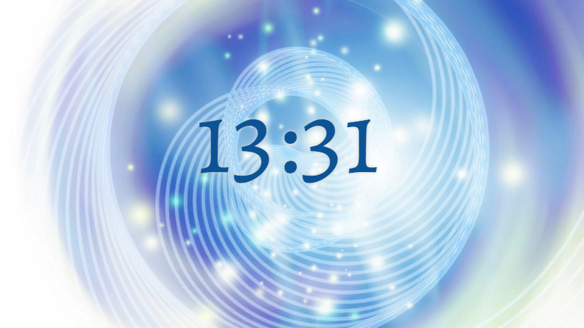 Время 13:31 на голубом фоне