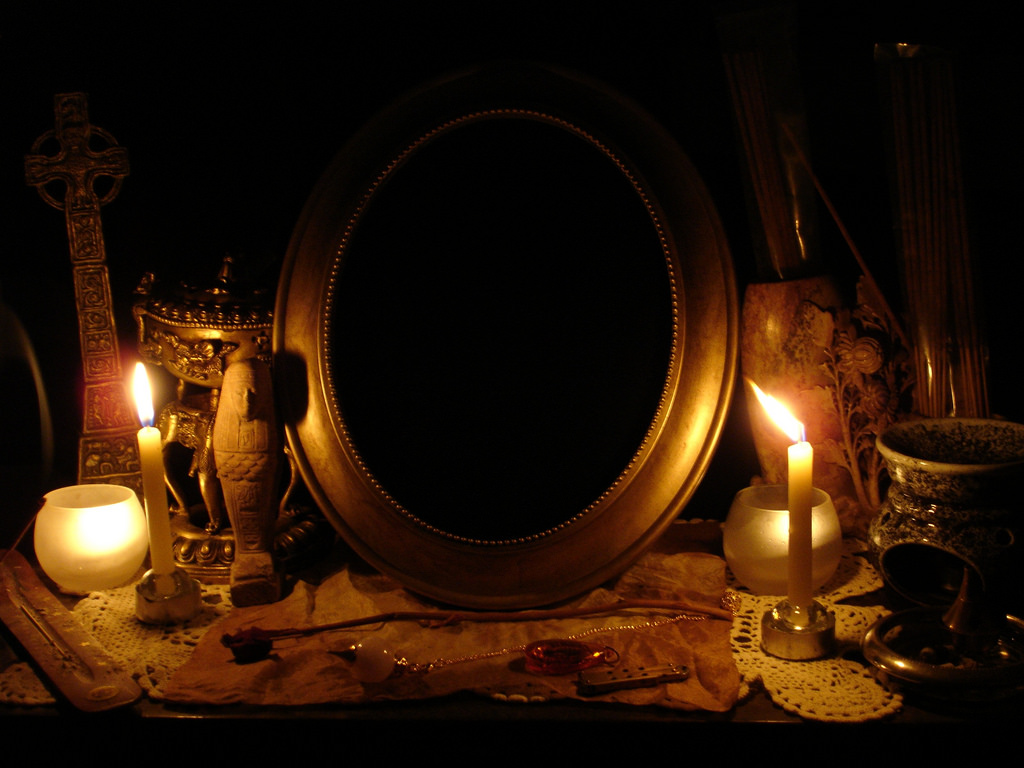Зеркало с двумя свечами по бокам