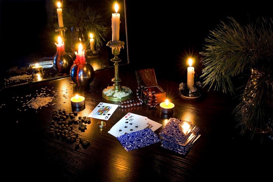 Карты и свечи на столе