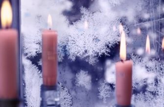 Свечи на фоне морозного окна