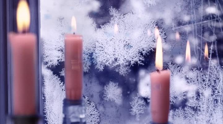 Свечи на фоне морозного окна
