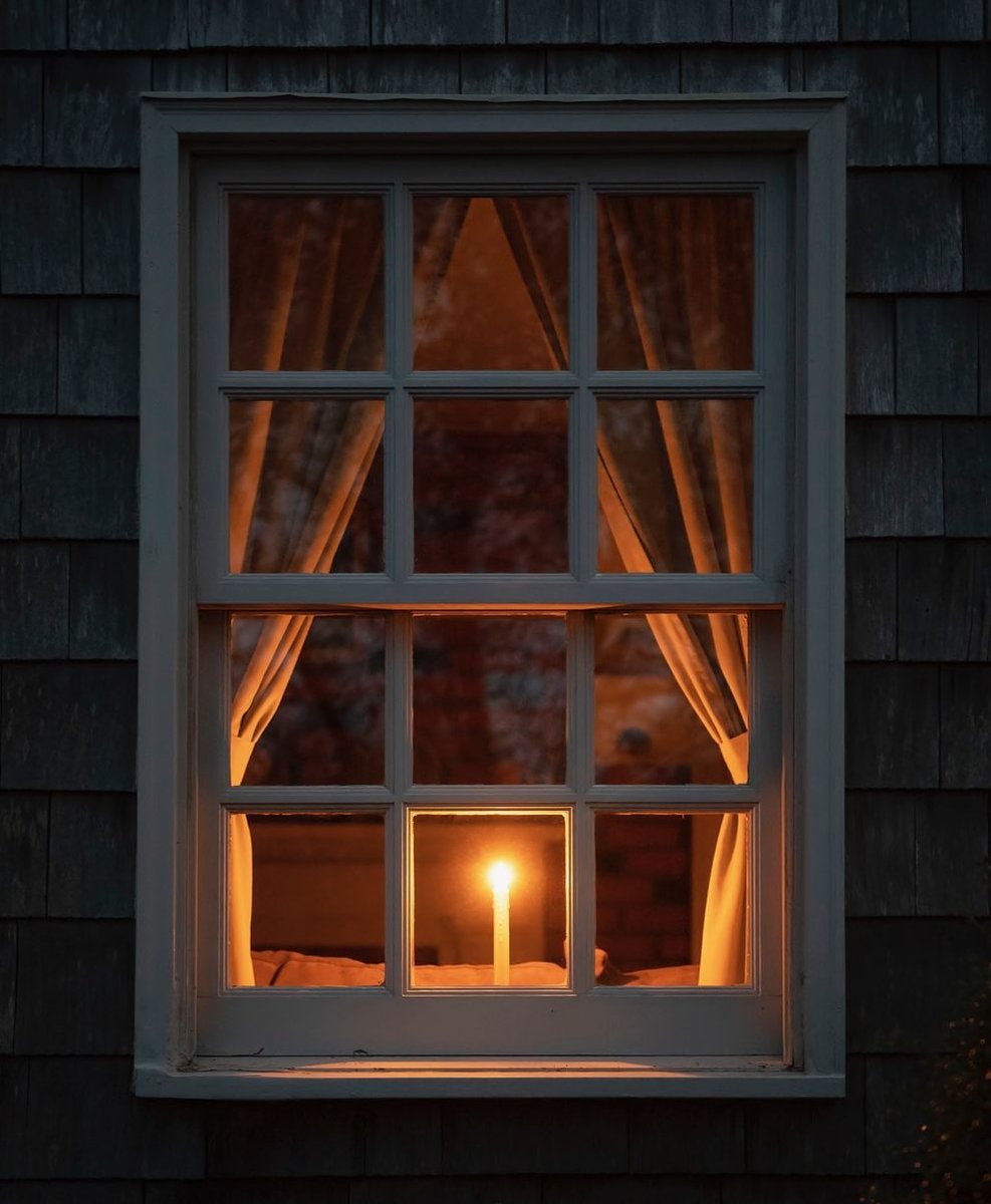 Окно со свечой на подоконнике
