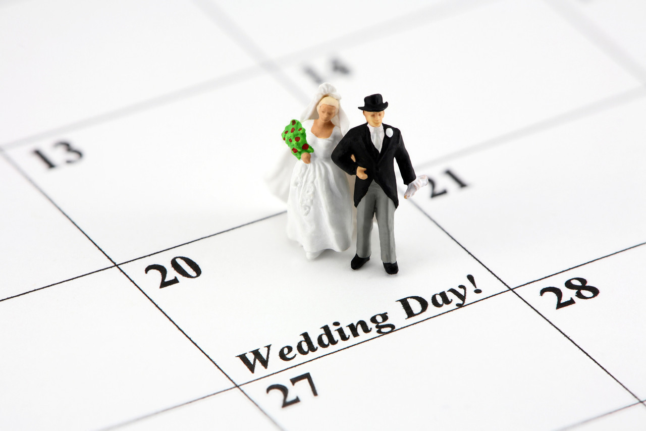 Фигурки жениха и невесты на календаре