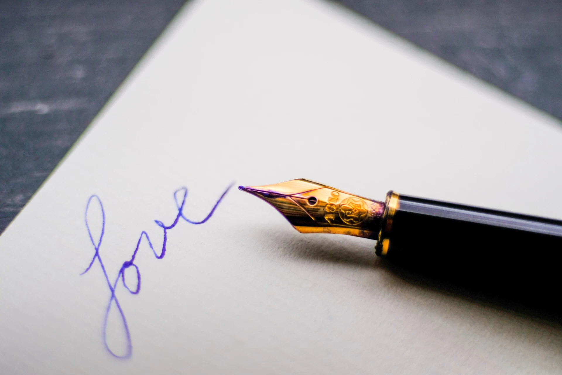 Ручка и бумага с надписью love