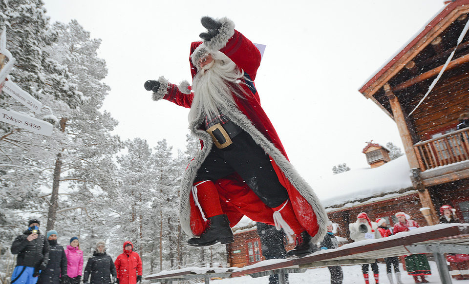 Дед Мороз прыгает