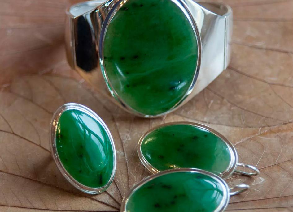 Кому подходит нефрит: влияние камня на людей